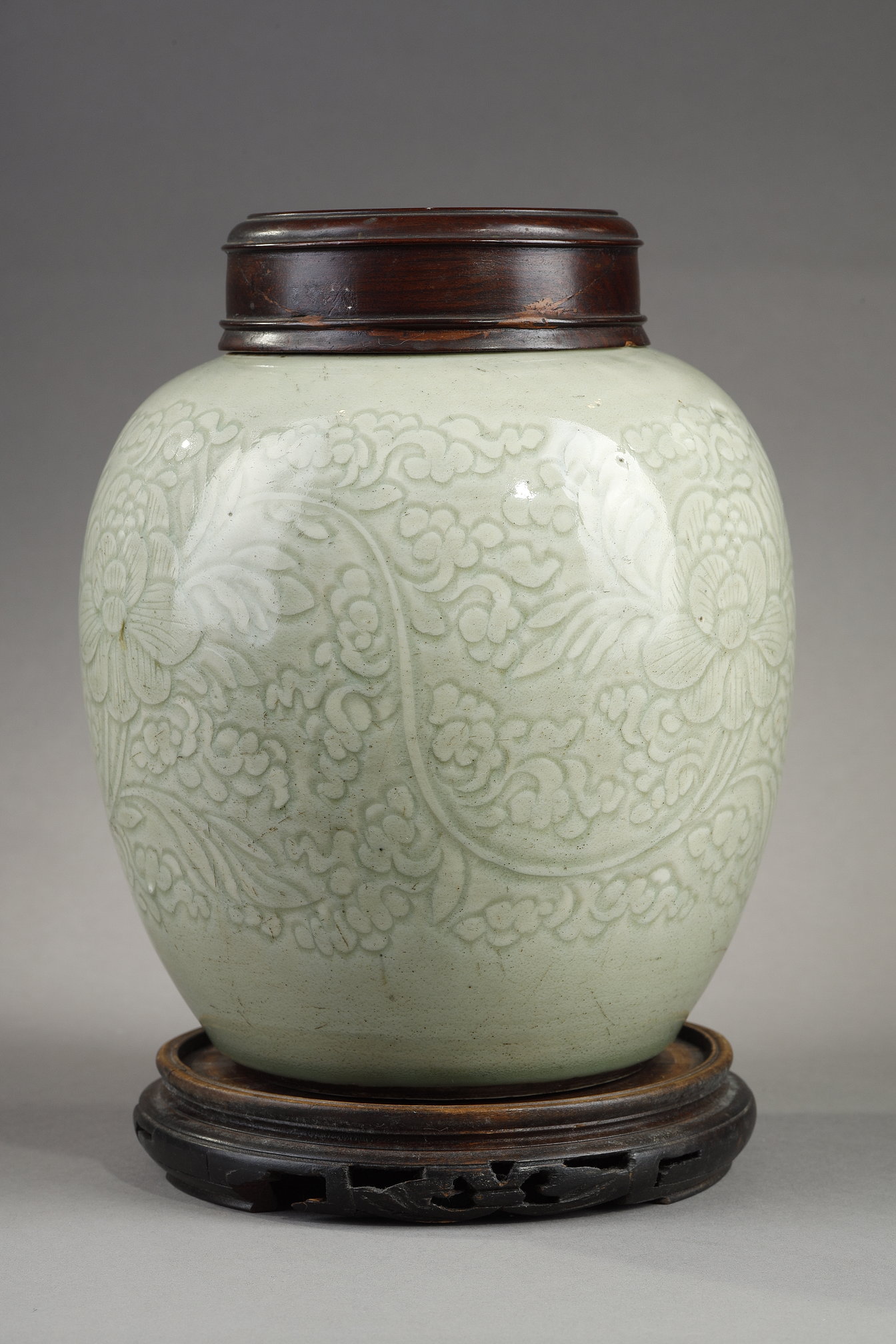 Ginger pot in porcelain enamel Celadon with floral decoration incised under cover - China Kangxi 1662/1722
H 18cm